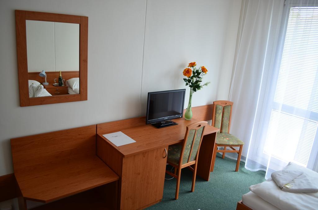 Hotel Arnost Garni Pardubice Zimmer foto